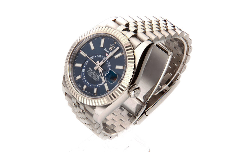 Rolex Sky-Dweller mit blauem Zifferblatt, Jahreskalender und zweiter Zeitzone. Präzise Technik und elegantes Design in einem robusten 42 mm Gehäuse.