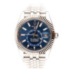 Rolex Sky-Dweller mit blauem Zifferblatt, Jahreskalender und zweiter Zeitzone. Präzise Technik und elegantes Design in einem robusten 42 mm Gehäuse.