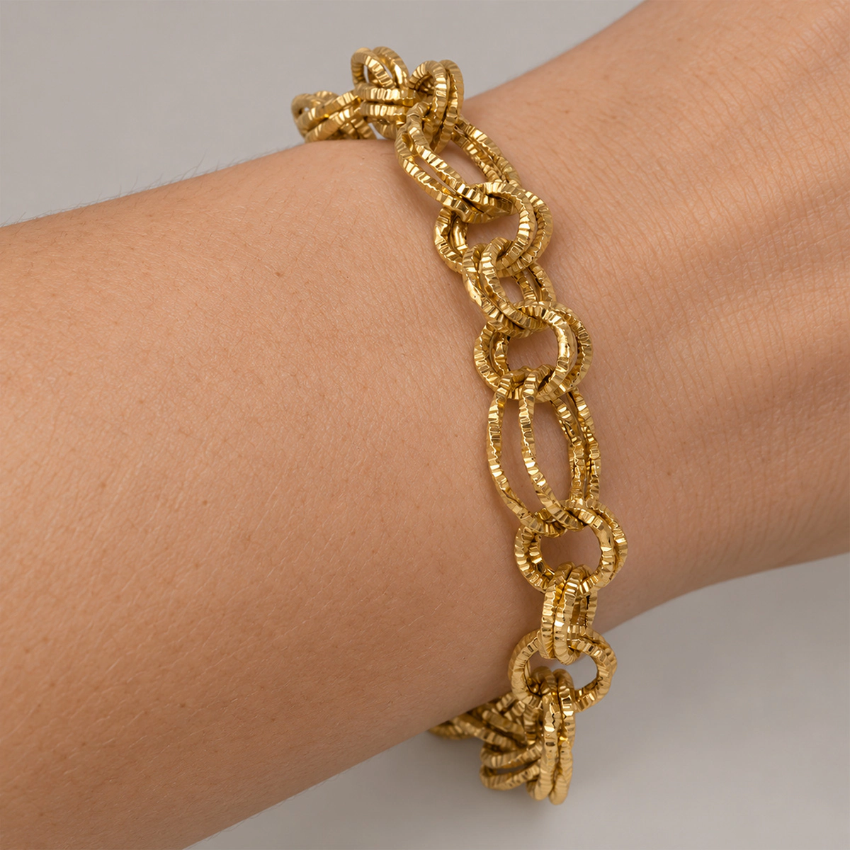 Armband aus 375 Gold, Artikel 4457 – Nahaufnahme am Handgelenk