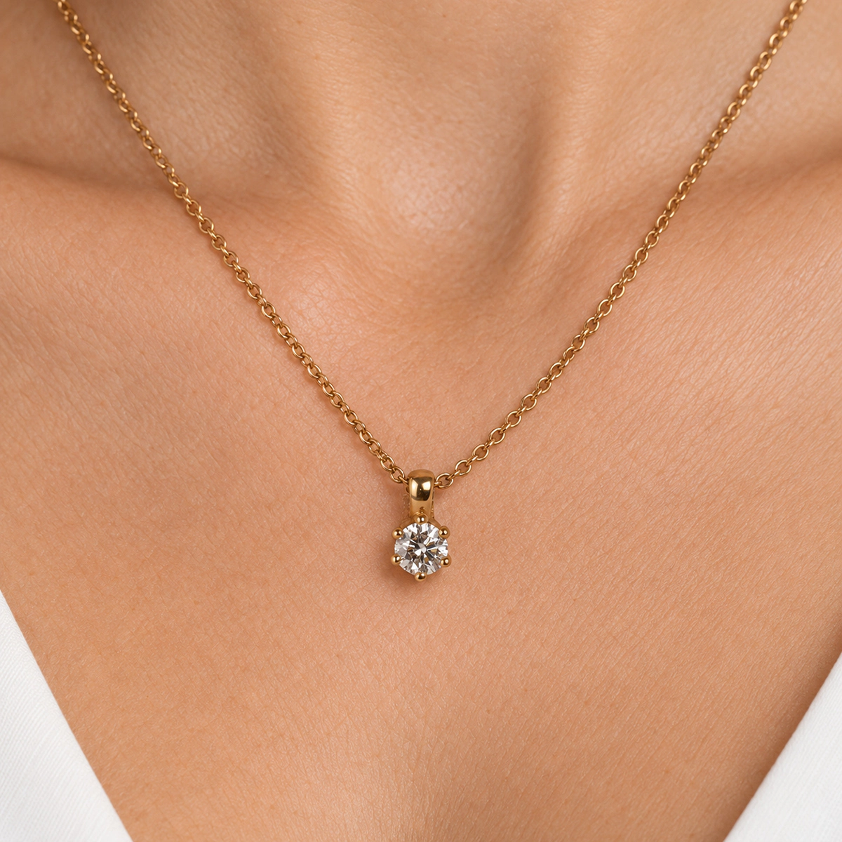 Kette mit Brillantanhänger aus 585 Gold, Artikel 4791 – Nahaufnahme am Dekolleté