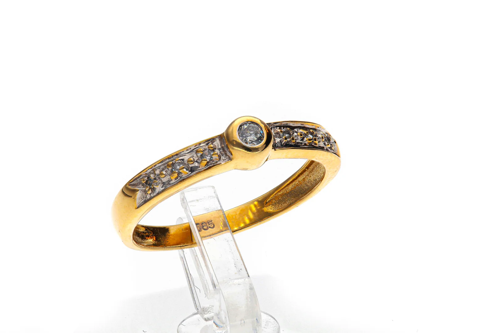 585er Goldring mit 0,12 ct Mittelstein & 6 Diamanten