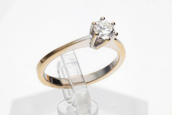 750er Goldring mit 0,36 ct Brillant